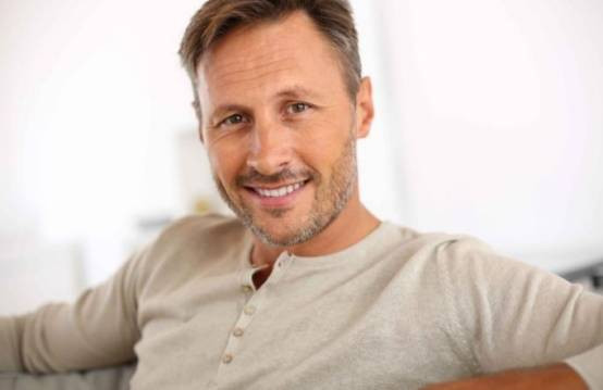 6. Tránh ánh nắng trực tiếp. Từ sau 30 tuổi, đàn ông sẽ có dấu hiệu xuất hiện nếp nhăn. Đối với những người thường xuyên tắm nắng thì nên đeo kính râm, đội mũ, thoa kem chống nắng. (Ảnh: ABLW)