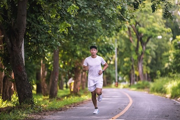 Tuy nhiên, nam giới có thể trạng yếu nên tập một số bài tập nhẹ nhàng như thái cực quyền, khí công, đi bộ. Nếu thể chất tương đối tốt, họ có thể tập một số bài tập như chạy bộ, đạp xe,… (Ảnh: Freepik)