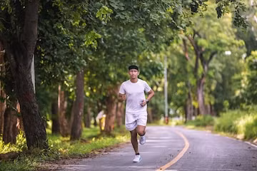 Tuy nhiên, nam giới có thể trạng yếu nên tập một số bài tập nhẹ nhàng như thái cực quyền, khí công, đi bộ. Nếu thể chất tương đối tốt, họ có thể tập một số bài tập như chạy bộ, đạp xe,… (Ảnh: Freepik)