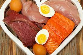 Tuy nhiên, tốt nhất khi mệt mỏi không nên ăn thịt gà, cá, trứng vì ăn quá nhiều sẽ dẫn đến tích tụ nhiều chất chua trong cơ thể, dễ gây tăng huyết áp, mắc các bệnh về hệ tiêu hóa, các bệnh răng miệng,... (Ảnh: Internet)