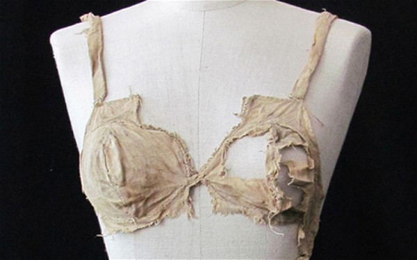 Theo thời gian, áo ngực ngày càng được cải tiến, mang đến sự thoải mái, tôn dáng cho người sử dụng. Mẫu áo cũng được thiết kế với nhiều kiểu dáng, chất liệu, họa tiết khác nhau, gây khiêu khích hơn và trở thành một phụ trang tạo nét quyến rũ.