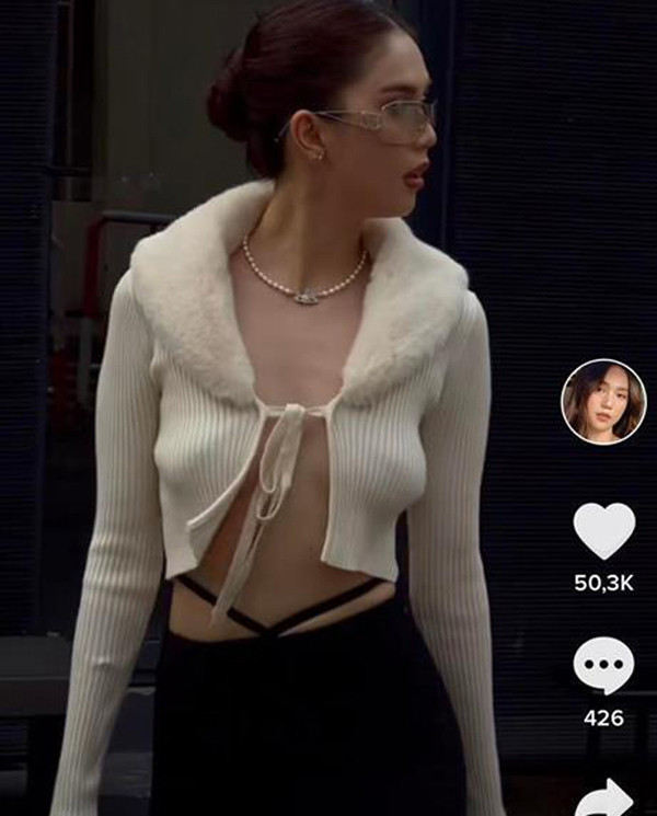 Tuy vậy, không ít nhận xét cho thấy họ không hài lòng với cách ăn mặc như vậy. Sợi dây mảnh kết hợp phần cạp quần quá trễ khiến người đẹp bị cho đang sa đà khoe thân.