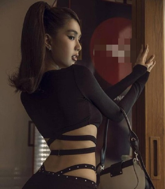 Mặc nguyên cây đen, Ngọc Trinh không trở nên “hắc ám” nhờ những khoảng hở khoe vóc dáng tươi trẻ, tóc buộc hai bên năng động.