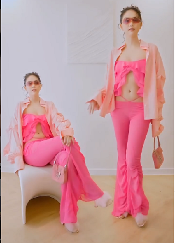 Trong hình, Ngọc Trinh diện nguyên set hồng ngọt ngào. So với những bộ đồ “chặt chém” của cô nàng, set đồ này không quá kiệm vải. Điều tuyệt vời là chi tiết “đuôi cá voi” giúp người đẹp tạo điểm nhấn cực mạnh, khoe trọn lợi thế hình thể.