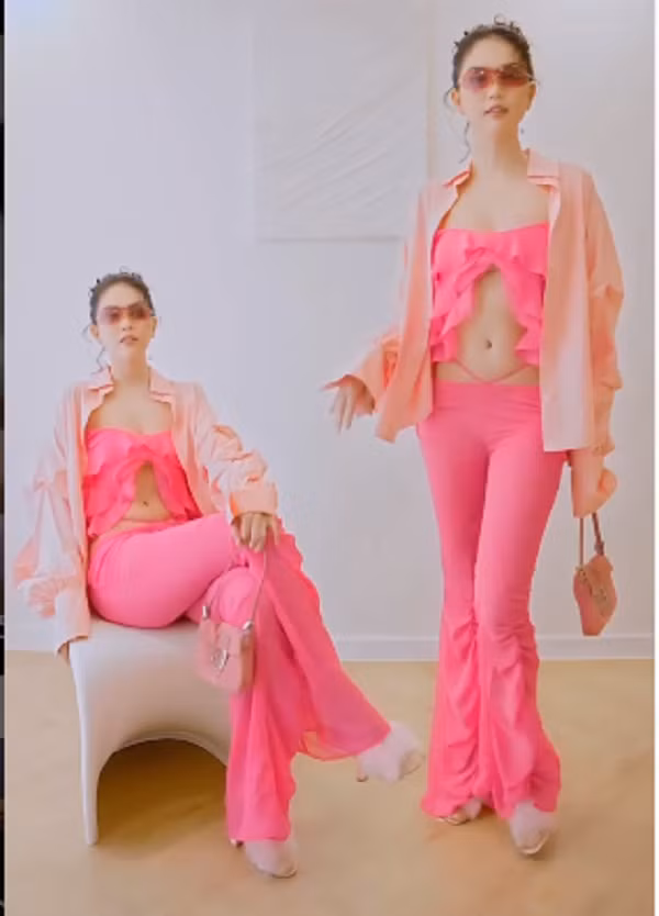 Trong hình, Ngọc Trinh diện nguyên set hồng ngọt ngào. So với những bộ đồ “chặt chém” của cô nàng, set đồ này không quá kiệm vải. Điều tuyệt vời là chi tiết “đuôi cá voi” giúp người đẹp tạo điểm nhấn cực mạnh, khoe trọn lợi thế hình thể.