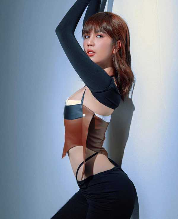 Quả thực, chi tiết sợi dây mảnh vùng thân dưới giúp người mặc không cần lạm dụng váy áo cắt xẻ vẫn có thể khoe được vòng eo phẳng mịn, tạo điểm nhấn thu hút ánh nhìn.