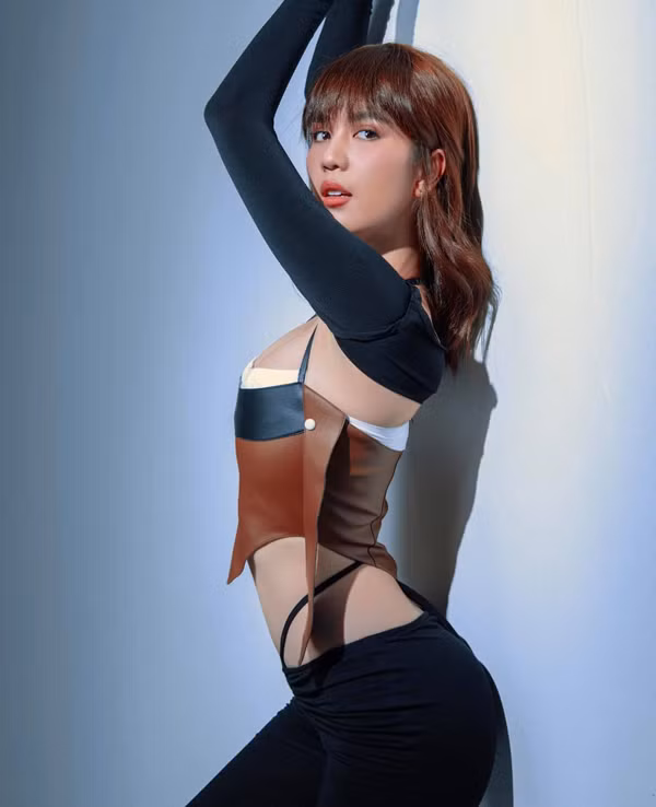 Quả thực, chi tiết sợi dây mảnh vùng thân dưới giúp người mặc không cần lạm dụng váy áo cắt xẻ vẫn có thể khoe được vòng eo phẳng mịn, tạo điểm nhấn thu hút ánh nhìn.