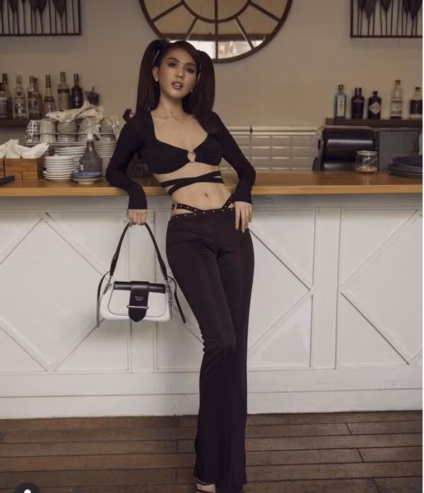 Một lần khác, “nữ hoàng nội y” khiến dân tình u mê khi diện mốt “đuôi cá voi” khoe vòng ba nảy nở cùng vùng eo không chút mỡ thừa.