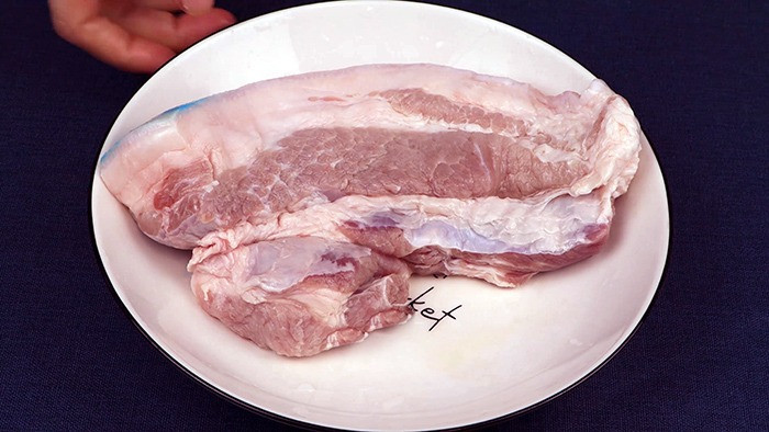 Nếu cho thêm các loại thực phẩm có tính chua như giấm, táo gai sẽ làm tăng độ chua của thịt lợn, ảnh hưởng rất nhiều đến vị ngon, ngọt của thịt. Vì vậy, khi nấu hoặc hầm thịt lợn, bạn có thể thêm vị mặn, ngọt nhưng không được thêm vị chua.