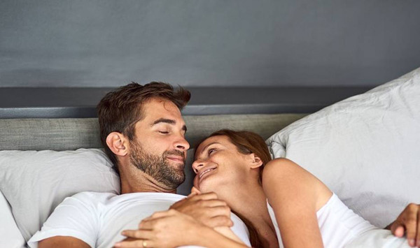 Quan hệ tình dục nhiều. Đàn ông ngoài 40 không nên quan hệ tình dục cường độ quá nhiều. Duy trì đời sống chăn gối tần suất dày đặc có thể ảnh hưởng đến sức khỏe nam giới.