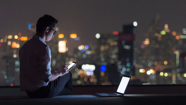 Thức khuya. Thức khuya và làm việc quá giờ trong thời gian dài dễ gây ra tình trạng quá sức, các rủi ro sức khỏe. Giấc ngủ là thời điểm vàng để cơ thể phục hồi năng lượng, tự sửa chữa. Thức khuya khiến thời gian này không được đảm bảo, cơ thể nhanh lão hóa, chức năng não bộ bị tổn thương. Do vậy, dù bận đến đâu, bạn nên sắp xếp thời gian biểu hợp lý.