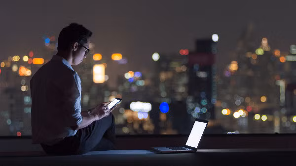 Thức khuya. Thức khuya và làm việc quá giờ trong thời gian dài dễ gây ra tình trạng quá sức, các rủi ro sức khỏe. Giấc ngủ là thời điểm vàng để cơ thể phục hồi năng lượng, tự sửa chữa. Thức khuya khiến thời gian này không được đảm bảo, cơ thể nhanh lão hóa, chức năng não bộ bị tổn thương. Do vậy, dù bận đến đâu, bạn nên sắp xếp thời gian biểu hợp lý.