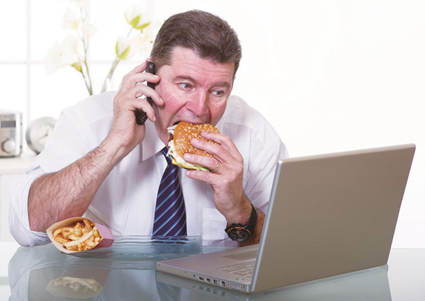 Nghiên cứu cũng chỉ ra, người ăn không đúng giờ có lượng cholesterol cao hơn 33% so với những người ăn tuân thủ giờ giấc. Nghiêm trọng hơn, thường xuyên ăn không đúng giờ còn khiến bạn có khả năng bị sỏi mật.