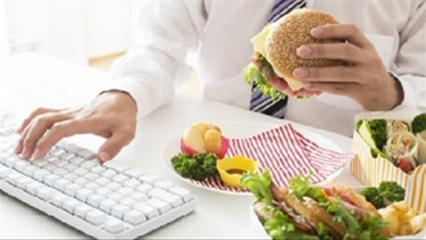 Đáng lưu ý, lượng đường trong máu giảm mạnh khi đói. Lượng đường trong máu giảm khiến bạn cảm thấy khó chịu, chóng mặt, mệt mỏi, thậm chí ảnh hưởng đến chức năng bình thường của não.