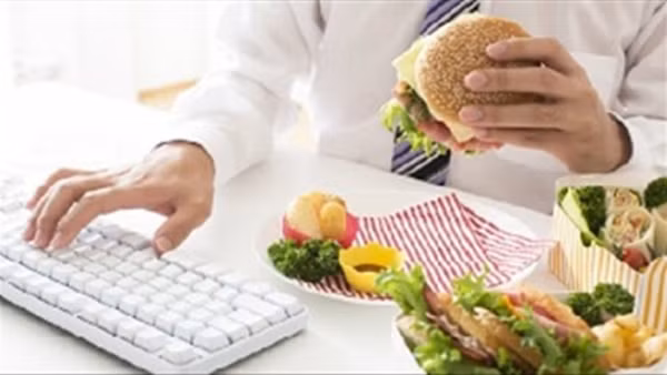 Đáng lưu ý, lượng đường trong máu giảm mạnh khi đói. Lượng đường trong máu giảm khiến bạn cảm thấy khó chịu, chóng mặt, mệt mỏi, thậm chí ảnh hưởng đến chức năng bình thường của não.