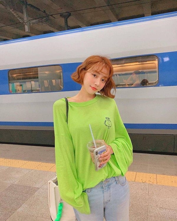 Trong rất nhiều màu, màu huỳnh quang được đánh giá là sắc màu kém tôn da nhất. Đây là kiểu trang phục không nên mặc. Nguyên nhân bởi màu này có độ sáng cao, không giúp tôn lên vẻ đẹp làn da của người mặc. Chị em da vàng, da đen mặc đồ màu huỳnh quang dễ khiến vẻ ngoài đen sạm, nhợt nhạt.