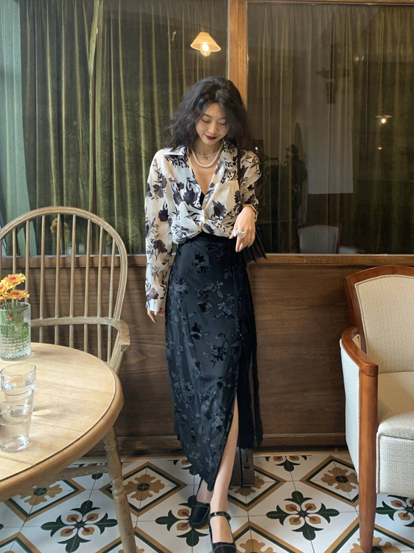 Có rất nhiều màu tôn da song trang phục màu đen, trắng và xám là lựa chọn khá an toàn, rất ít khi lỗi mốt. Những màu này đều được áp dụng phổ biến với nhiều loại trang phục. Khi mặc, màu trắng mang đến sự đơn giản và sang trọng, màu đen trầm tĩnh trong khi màu xám ôn hòa, quý phái. Phối đồ phù hợp, khí chất thăng hạng bất ngờ.