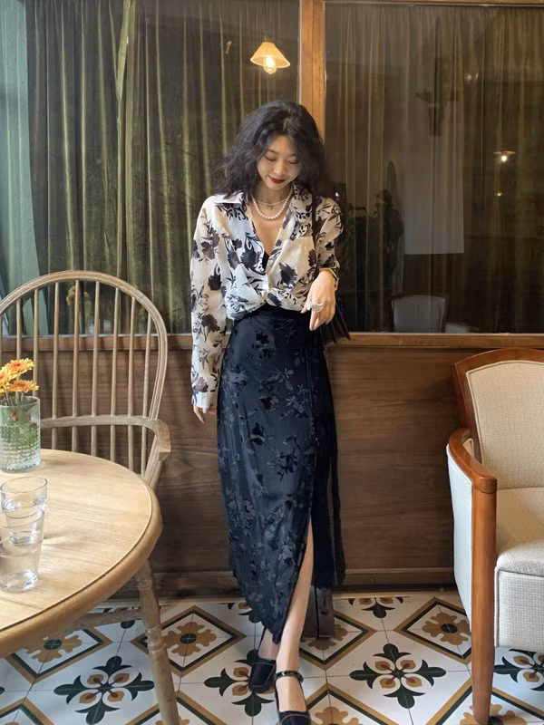 Có rất nhiều màu tôn da song trang phục màu đen, trắng và xám là lựa chọn khá an toàn, rất ít khi lỗi mốt. Những màu này đều được áp dụng phổ biến với nhiều loại trang phục. Khi mặc, màu trắng mang đến sự đơn giản và sang trọng, màu đen trầm tĩnh trong khi màu xám ôn hòa, quý phái. Phối đồ phù hợp, khí chất thăng hạng bất ngờ.