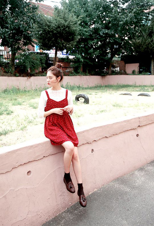 Ở phụ nữ, làn da trắng mịn, hồng hào sẽ giúp cải thiện khí chất, diện mạo rất nhiều. Vì vậy, bạn gái nên chọn trang phục tôn da. Dù kiểu dáng, chất liệu, chất lượng may tốt đến đâu mà không tôn da cũng khiến vẻ ngoài khó thăng hạng.