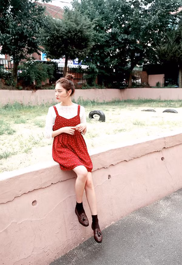 Ở phụ nữ, làn da trắng mịn, hồng hào sẽ giúp cải thiện khí chất, diện mạo rất nhiều. Vì vậy, bạn gái nên chọn trang phục tôn da. Dù kiểu dáng, chất liệu, chất lượng may tốt đến đâu mà không tôn da cũng khiến vẻ ngoài khó thăng hạng.