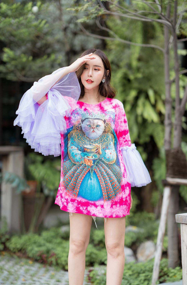 Để khí chất thăng hạng, bạn nên chọn trang phục màu đơn giản và đồng nhất. Những bộ đồ kiểu dáng basic, màu sắc đơn giản sẽ mang đến vẻ ngoài thanh thuần, tôn lên làn da trắng. Muốn vẻ ngoài sinh động, bớt nhàm chán, chị em nên chọn trang phục in họa tiết nhỏ, chi tiết hình khối.