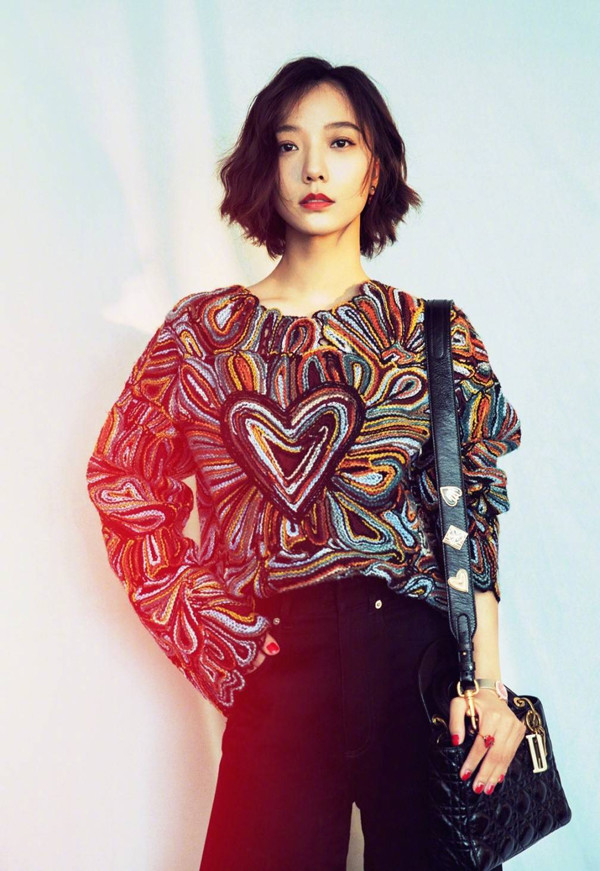 Tuy vậy, bạn chỉ nên chọn trang phục phức tạp khi có khả năng phối đồ tinh tế. Nếu không, thiết kế phức tạp sẽ khiến tổng thể trở nên rối mắt, lu mờ những điểm nổi bật, sự quyến rũ của bạn.