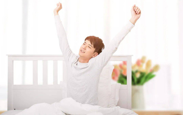 Đặc biệt, sáng sớm mùa đông nhiệt độ thường giảm sâu, thành mạch trong cơ thể rất dễ bị tổn thương. Những người mắc huyết áp cao, bệnh mạch vành, xơ cứng động mạch... nên tránh những việc “đại kỵ” buổi sáng dưới đây. Nếu không, cơ thể dễ suy nhược, đối diện với đột quỵ nguy hiểm. (Ảnh minh họa)