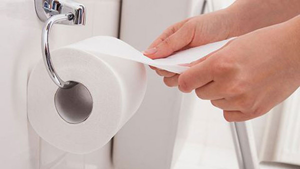 3. Cố đại tiện vào buổi sáng. Người già cố đại tiện vào buổi sáng là điều tối kỵ. Dùng sức rặn sẽ làm tăng áp lực lên ổ bụng, động mạch, tĩnh mạch. Thậm chí, có thể gây những hậu quả nghiêm trọng như đau ngực, vỡ u mạch máu.