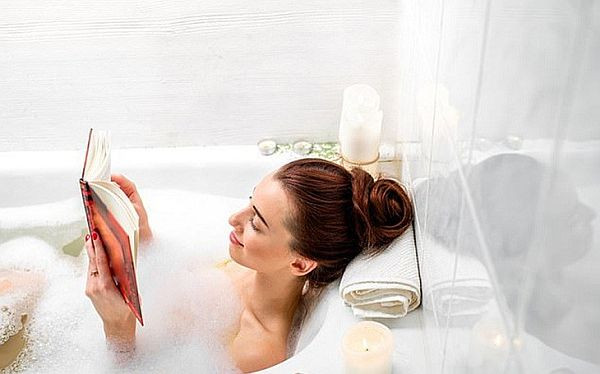 5. Tắm nước lạnh. Buổi sáng là lúc dương khí bốc lên, tắm nước lạnh khiến dương khí dễ thoát ra ngoài. Để có lợi cho sức khỏe, tốt nhất không nên tắm ngay khi ngủ dậy.