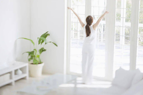 1. Rời giường ngay khi tỉnh dậy. Khi ngủ, chức năng sinh lý trong cơ thể duy trì hoạt động ở mức thấp. Lúc này, tốc độ trao đổi chất chậm, nhịp tim và huyết áp đều giảm.