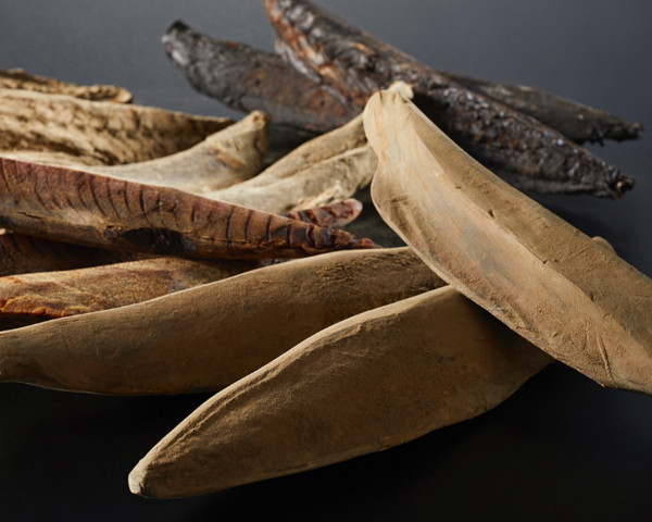 Sau khi luộc, những khúc phi lê cá ngừ sẽ được rút xương. Đây là bước đòi hỏi sự tỉ mỉ nhất trong toàn bộ quy trình sản xuất, thực hiện hoàn toàn thủ công. Chỉ cần một chiếc xương nhỏ còn sót lại cũng có thể khiến katsuobushi bị nứt gãy khi thành phẩm.