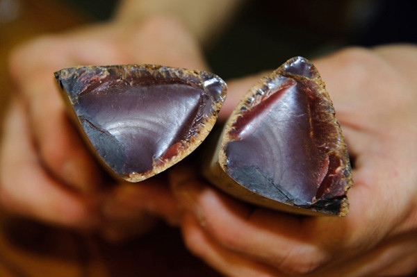 Khi thành phẩm, thanh cá Katsuobushi rất cứng, được cho là món ăn cứng nhất thế giới, món ăn "mầm đá". Vẻ ngoài thô, lại phủ lớp mốc song hương vị katsuobushi mang lại rất đậm đà, ngọt thanh được hương khói đặc trưng.