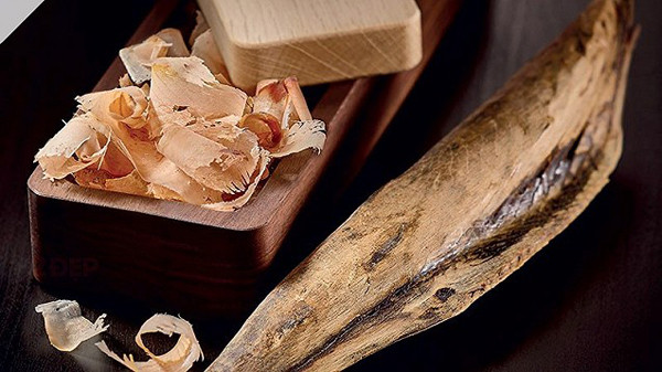 Katsuobushi có thể ăn trực tiếp sau khi bào thành những sợi nhỏ hoặc nấu kèm trong các món ăn khác như đậu phụ hiyayakko, bánh xèo okonomiyaki, bạch tuộc viên takoyaki, nước dùng dashi...
