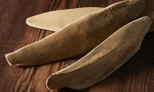 Sau khi tách xương, miếng cá sẽ được tẩm bột cá để lấp kín các lỗ hổng do rút xương, tránh vi khuẩn thâm nhập, giúp bề mặt mịn hơn.