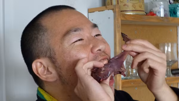 Thực tế, không chỉ người dân Greenland có khẩu vị mạnh. Những người sống ở xứ lạnh, sát vòng Bắc Cực khá quen thuộc với những món ăn bốc mùi, tanh đậm như Hákarl, cá mập lên men, Strömming...