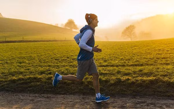 Chạy bộ là bài tập phù hợp cho những người muốn giảm cân. Vậy nhưng, chạy bộ có thể khiến bạn đối diện với nhiều nguy cơ chấn thương hơn so với đi bộ. Ước tính, nguy cơ chấn thương do đi bộ là 1 - 5%, còn chạy bộ lên tới 20 - 70%.