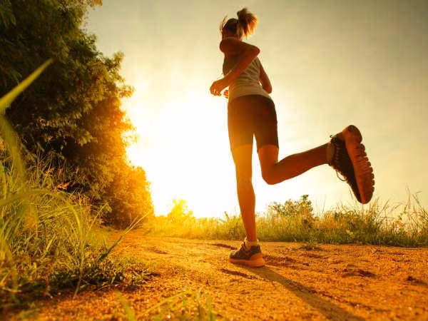 Dù vậy, không ít người thắc mắc chạy 30 phút buổi sáng hay đi bộ 60 phút buổi tối sẽ mang lại lợi ích sức khỏe vượt trội hơn?