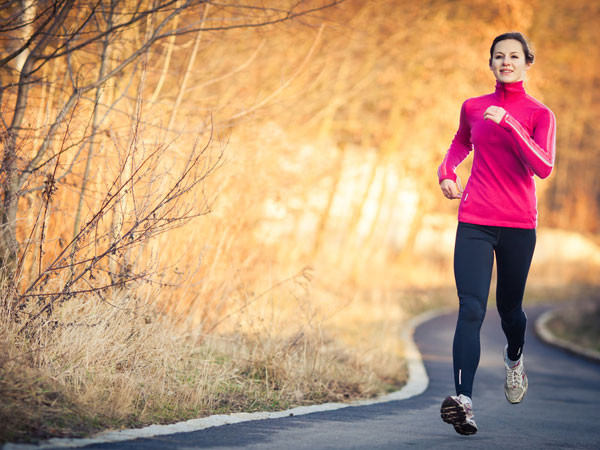 Quá trình nghiên cứu, các nhà khoa học ghi nhận người có cân nặng 60-65kg, chạy bộ 7km sẽ đốt cháy 600calo. Trong khi đó, đi bộ 5km sẽ tiêu thụ 320 calo. So sánh giữa hai hình thức luyện tập, chạy bộ hỗ trợ giảm cân tốt hơn.