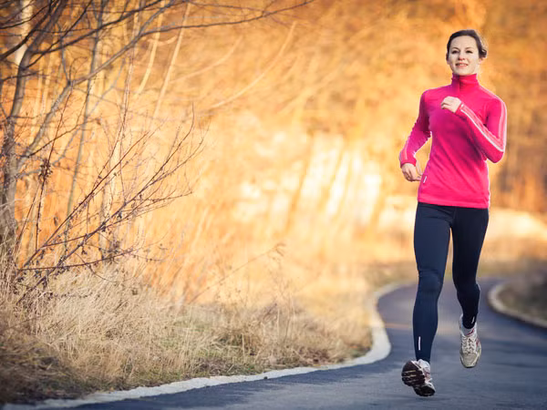 Quá trình nghiên cứu, các nhà khoa học ghi nhận người có cân nặng 60-65kg, chạy bộ 7km sẽ đốt cháy 600calo. Trong khi đó, đi bộ 5km sẽ tiêu thụ 320 calo. So sánh giữa hai hình thức luyện tập, chạy bộ hỗ trợ giảm cân tốt hơn.