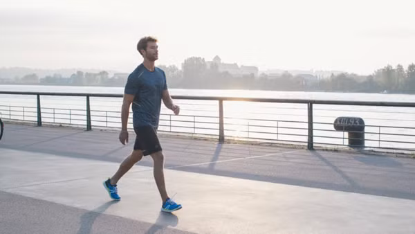 Chú ý, tránh tập trên nền cứng, đàn hồi kém. Chạy trên mặt phẳng như vậy sẽ tăng tải trọng các khớp của chi dưới, dễ dẫn đến chấn thương. Vì vậy, cố gắng chọn mặt sân mềm, đàn hồi để giảm tải cho khớp chi dưới và bảo vệ khớp gối.