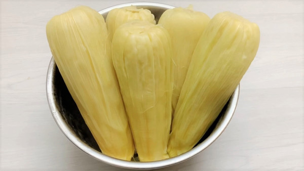 Bước 3 – Vớt ngô chín, để nguội tự nhiên. Sau khi ngô nguội và khô hoàn toàn thì cho vào túi bảo quản, buộc chặt miệng túi rồi cấp đông.