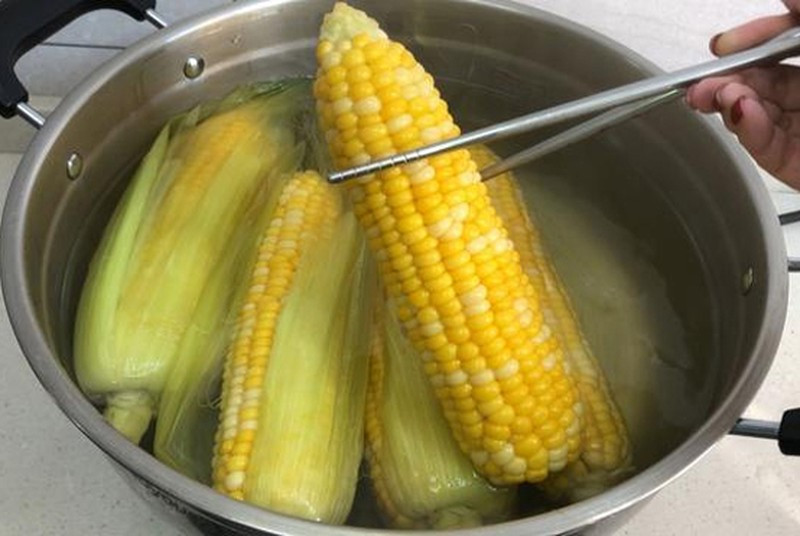 Dùng nước lạnh luộc giúp ngô mềm ngọt. Ngược lại, dùng nước nóng luộc sẽ khiến ngô mất nước, trở nên khô cứng, cảm giác tươi ngon giảm nhiều. Đồng thời, muối giúp ngô luộc có vị ngọt hơn.