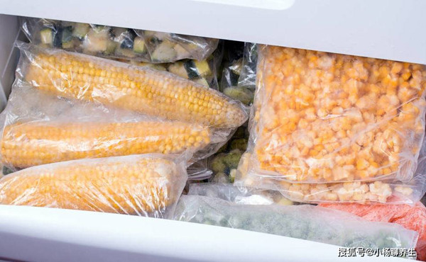 Điều quan trọng nhất, ngô luộc chín cần đợi khô và nguội hoàn toàn mới bọc kín, cho vào tủ đông. Tuyệt đối không để vào ngăn mát bởi nhiệt độ ở đây không đủ bảo quản ngô, khiến món ăn rất dễ bị hỏng, biến chất.