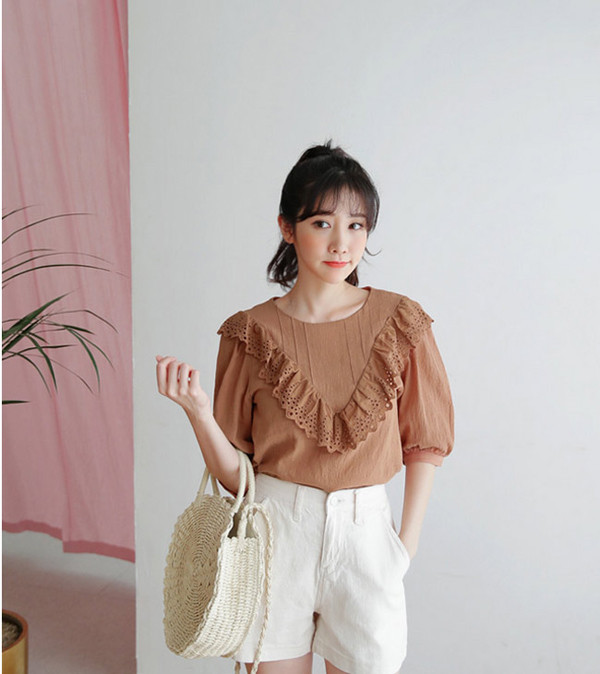 Trải nghiệm phong cách “thả rông”, chị em có thể tham khảo những chiếc áo mặc ngoài kiểu rộng, thoải mái. Những chiếc áo này không chỉ giúp người mặc thoải mái vận động mà còn tránh trường hợp “lộ hàng” không mong muốn. (Ảnh minh họa)