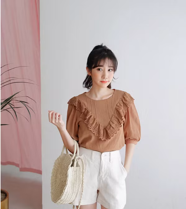 Trải nghiệm phong cách “thả rông”, chị em có thể tham khảo những chiếc áo mặc ngoài kiểu rộng, thoải mái. Những chiếc áo này không chỉ giúp người mặc thoải mái vận động mà còn tránh trường hợp “lộ hàng” không mong muốn. (Ảnh minh họa)