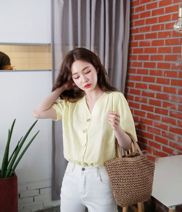 Bên cạnh đó, phong cách “thả rông” còn dễ khiến chị em đối diện những sự cố trang phục không mong muốn, trở nên lố bịch giữa đám đông. Để theo phong cách “thả rông” an toàn, chị em nên chọn những chiếc áo ngoài có chất liệu dày dặn. Chẳng hạn, trang phục vải cotton dày, vải dệt kim hoặc những chiếc áo có họa tiết trang trí đặc sắc sẽ giúp người mặc không bị chê phô phang. (Ảnh minh họa)