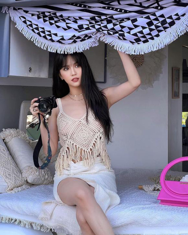 Không chỉ ở nước ngoài, phong cách “thả rông” được nhiều mỹ nhân Việt hưởng ứng nhiệt tình. Những cô nàng sành mốt như Chi Pu, Ngọc Trinh không ít lần khiến người quan tâm “nín thở” trước màn lên đồ táo bạo. (Ảnh: IG Ngoctrinh89)