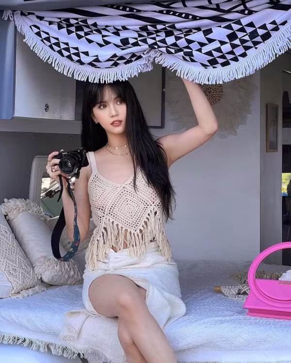 Không chỉ ở nước ngoài, phong cách “thả rông” được nhiều mỹ nhân Việt hưởng ứng nhiệt tình. Những cô nàng sành mốt như Chi Pu, Ngọc Trinh không ít lần khiến người quan tâm “nín thở” trước màn lên đồ táo bạo. (Ảnh: IG Ngoctrinh89)