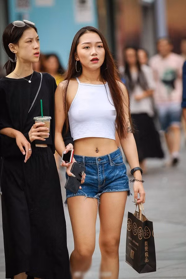 Phong cách “thả rông” còn được các chị em mạnh dạn diện khi xuống phố. Điều này không có gì khó hiểu bởi “bỏ quên” nội y giúp chị em tận hưởng cảm giác dễ chịu, thoải mái. Đồng thời, nó cũng giúp phụ nữ khoe khéo điểm mạnh trên cơ thể. (Ảnh minh họa)