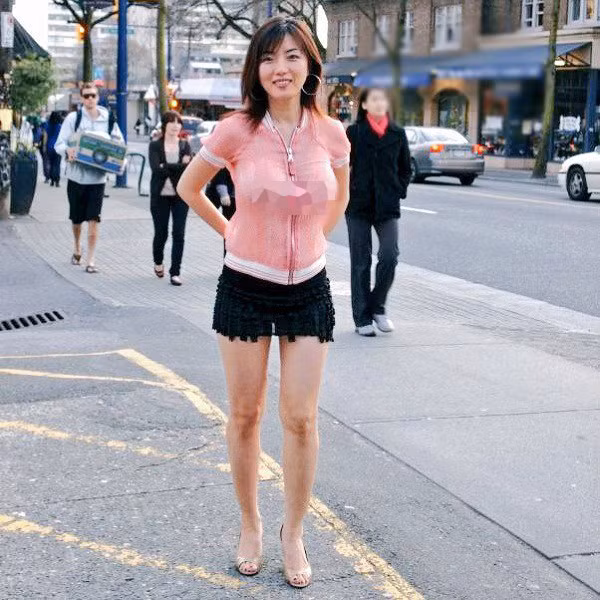 Thực tế, phong cách “thả rông” không quá mới lạ. Nhiều người nổi tiếng từng lên đồ theo xu hướng này từ lâu. Dù giúp phụ nữ khoe khéo vẻ sexy khó cưỡng song đây không phải mốt đại trà. “Thả rông” chỉ hợp với những người có khuôn ngực vừa và nhỏ. Ngược lại, những cô gái có vòng 1 quá khổ thì phong cách này chẳng khác nào đang đụng chạm vào “nỗi đau” của họ. (Ảnh minh họa)